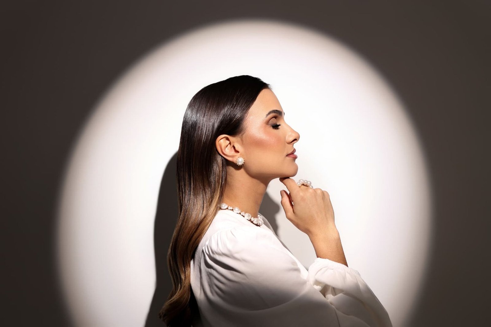 Dra. Andreia Muza de perfil, sob luz de estúdio
